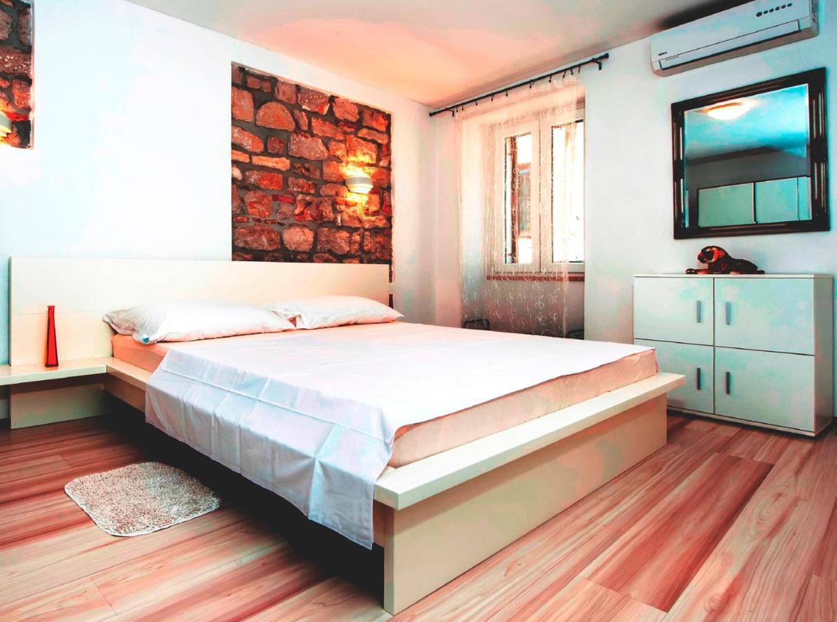 Augusta Apartment โรวีน ภายนอก รูปภาพ