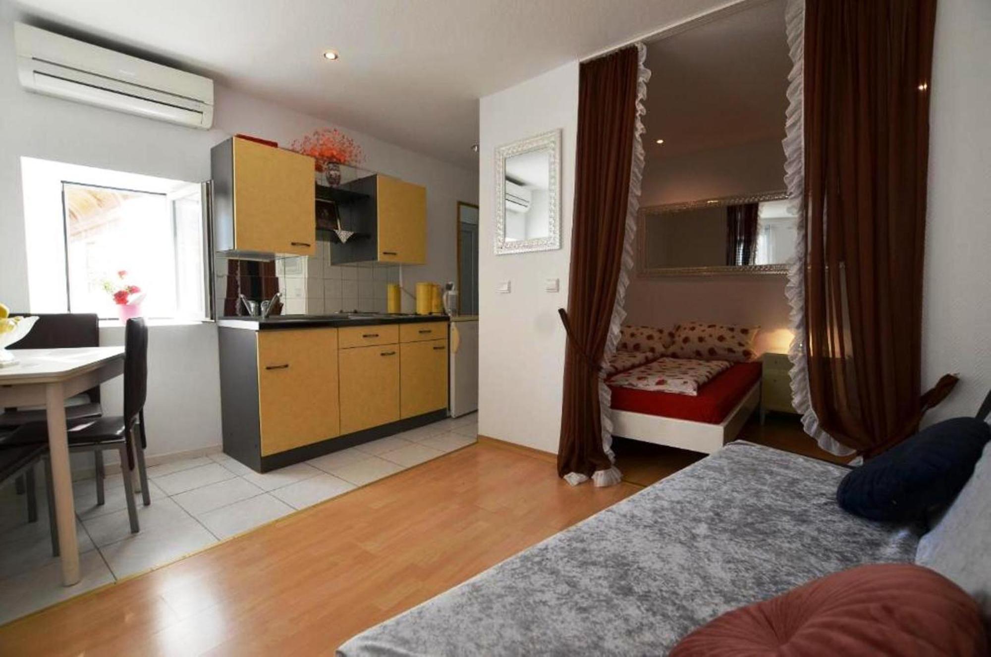 Augusta Apartment โรวีน ภายนอก รูปภาพ