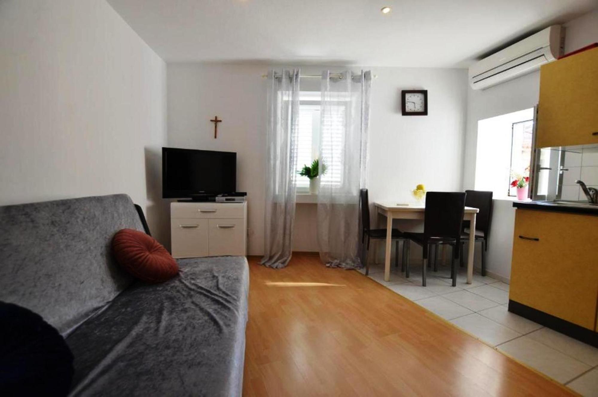 Augusta Apartment โรวีน ภายนอก รูปภาพ
