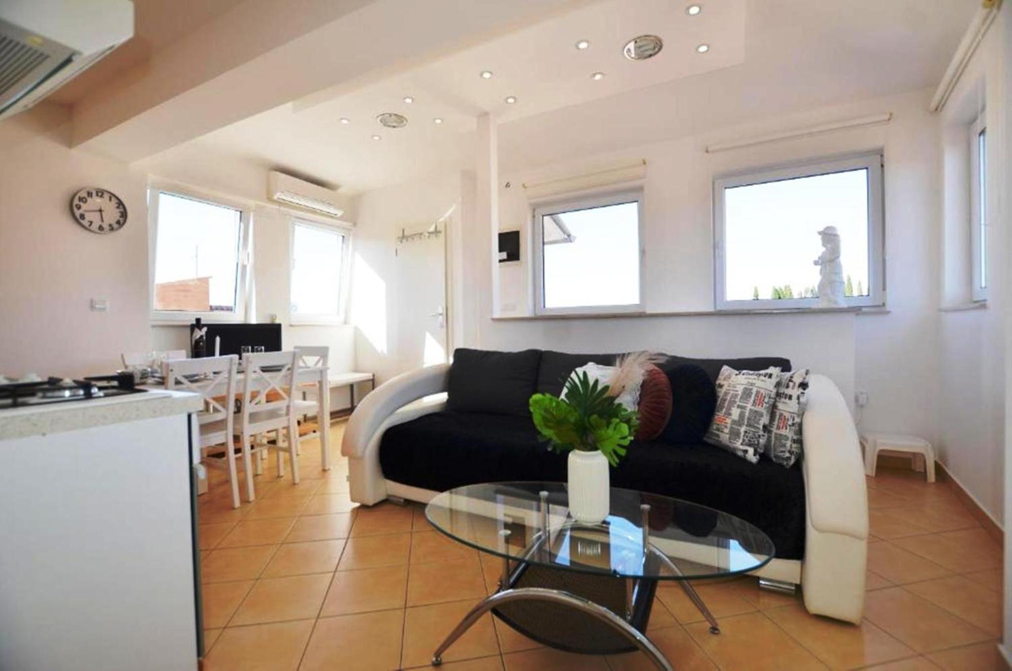 Augusta Apartment โรวีน ภายนอก รูปภาพ